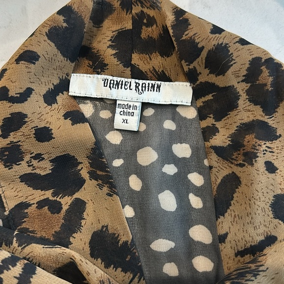 Daniel Rainn XL 100% polyester shell - EUC - with neck tie detail - Picture 3 of 6